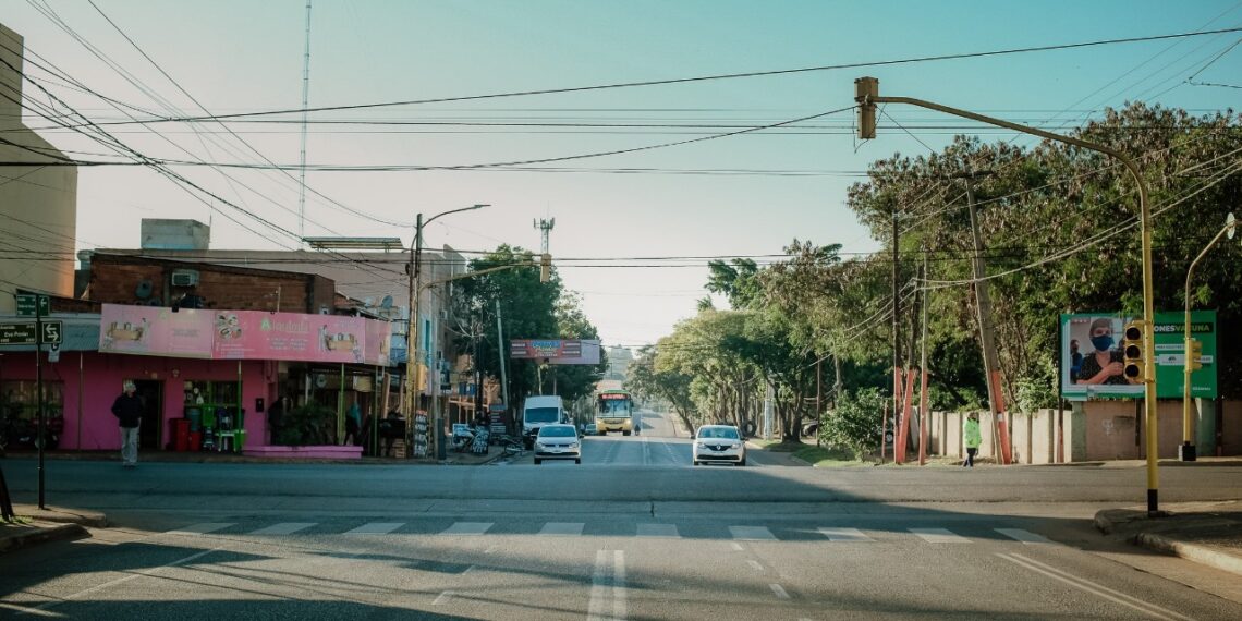 Comercios deberán modificar la luminaria de carteles que usen los colores de semáforos