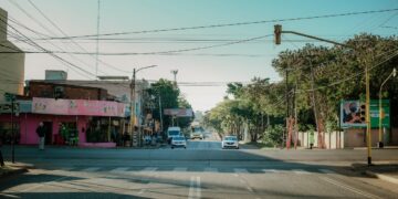 Comercios deberán modificar la luminaria de carteles que usen los colores de semáforos