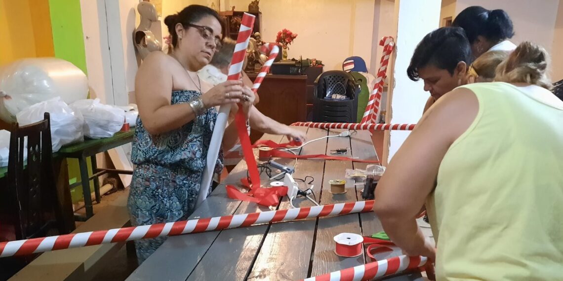 Confeccionan adornos navideños para ornamentar la Ciudad