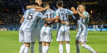 Con lo justo, Argentina derrotó a Uruguay en Montevideo y espera por Brasil