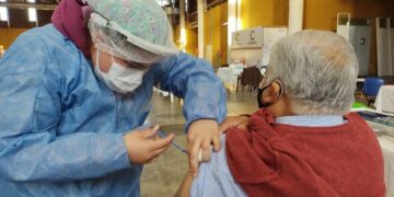 Aplicarán una tercera dosis de la vacuna contra el Covid-19 al personal de salud y mayores de 70 años