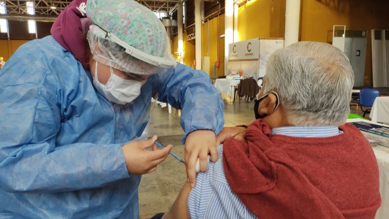 Aplicarán una tercera dosis de la vacuna contra el Covid-19 al personal de salud y mayores de 70 años