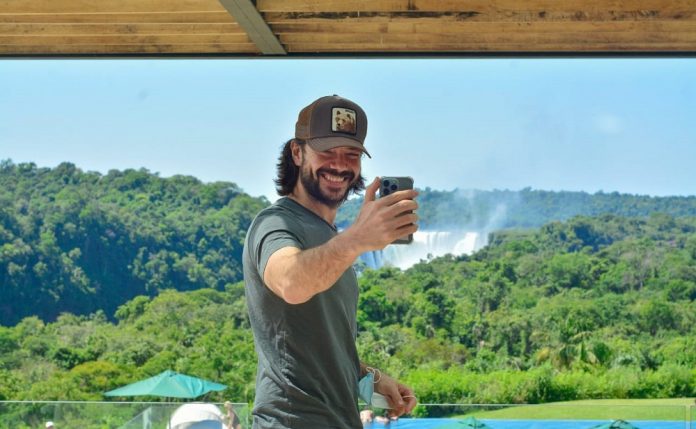 El “Profesor” de la Casa de Papel disfruta de las Cataratas del Iguazú