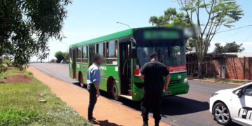 Intentó golpear al chofer de un colectivo y causó daños en un ómnibus: terminó detenido