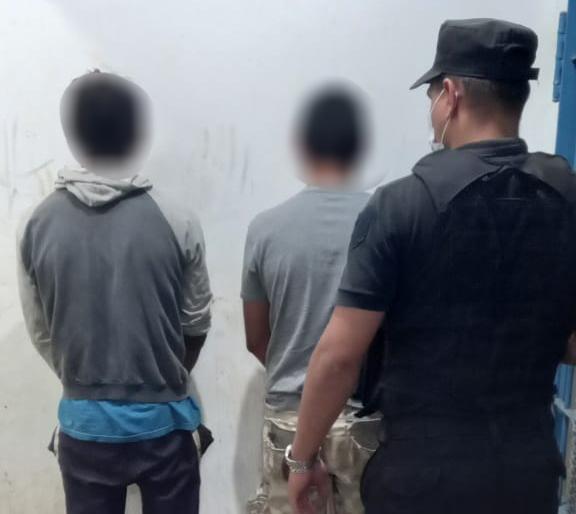 Detuvieron a dos hombres que atacaron a machetazos y piedrazos a una mujer y a sus hijas