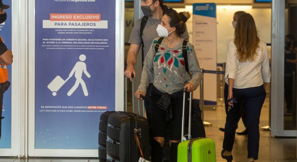 Tarjetas de crédito: el Gobierno prohíbe la venta de pasajes y alojamiento en el exterior en cuotas