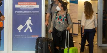 Tarjetas de crédito: el Gobierno prohíbe la venta de pasajes y alojamiento en el exterior en cuotas