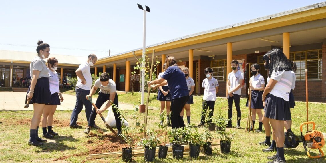 Iprodha y alumnos del BOP Nº 61 en arborización de Itaembé Guazú