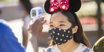 Más de 34 mil personas que visitaron el parque de Disney en Shanghái, fueron aisladas por un caso positivo de coronavirus