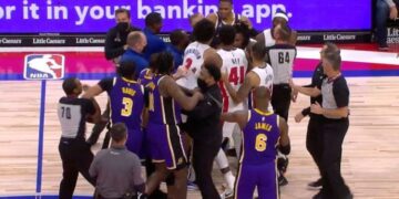 Escándalo en la NBA: LeBron James fue expulsado por golpear a un rival