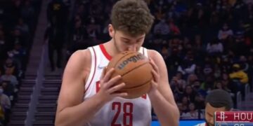 Básquetbol de la NBA: el extraño ritual de un jugador de los Houston Rockets que está dando la vuelta al mundo