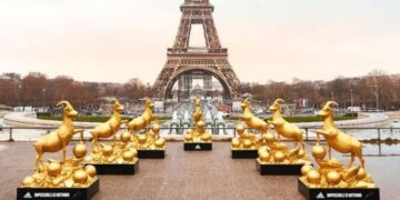 Así amaneció la Torre Eiffel tras el séptimo Balón de Oro de Messi