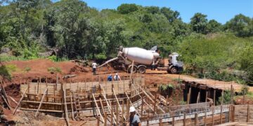 Construyen un nuevo puente sobre el Arroyo Central en San Antonio