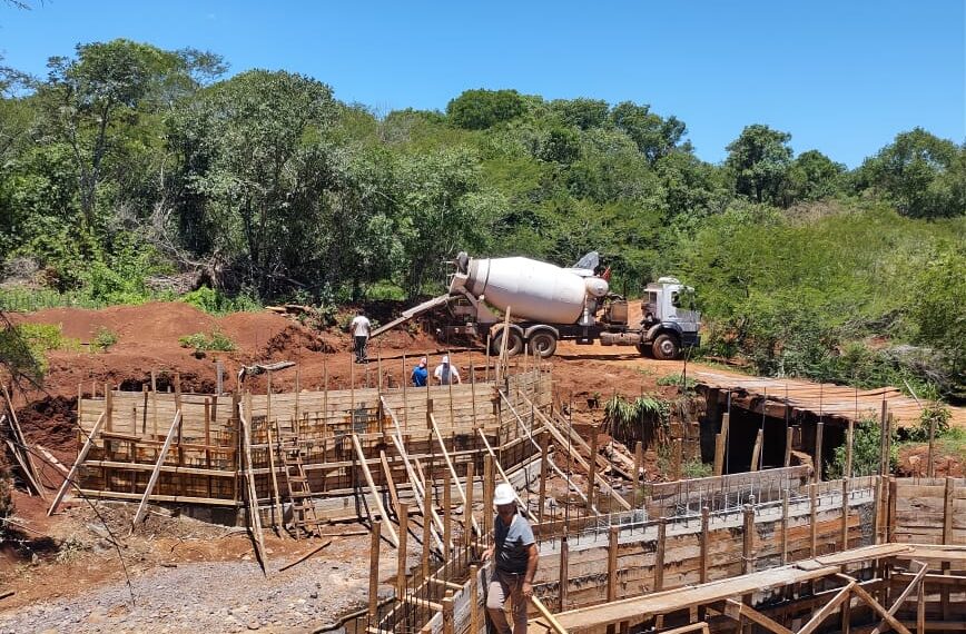 Construyen un nuevo puente sobre el Arroyo Central en San Antonio