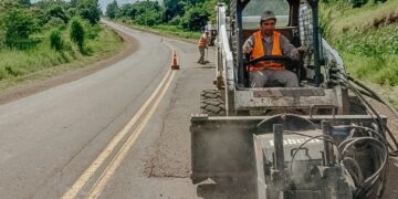 Trabajan en bacheo y mantenimiento en la Ruta Provincial N° 9