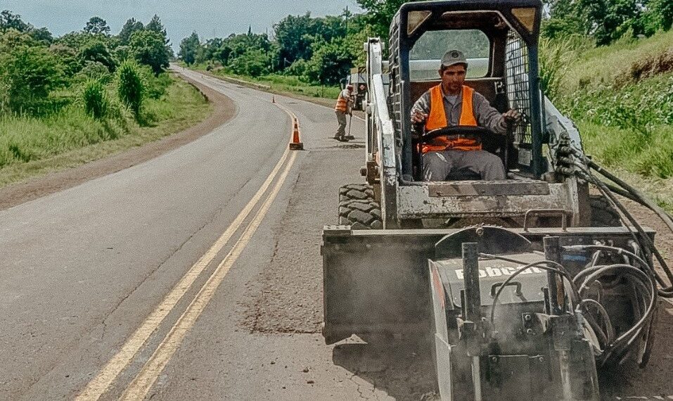 Trabajan en bacheo y mantenimiento en la Ruta Provincial N° 9