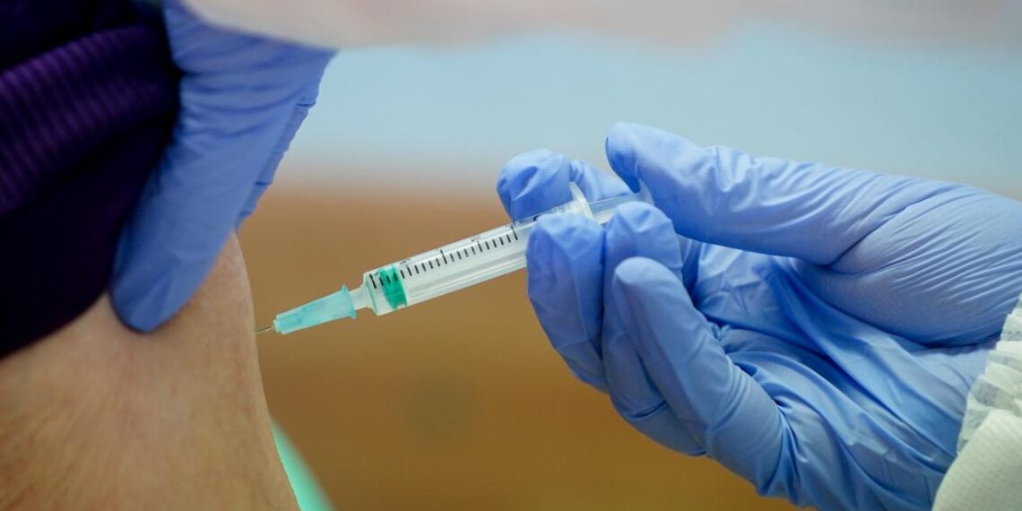 Un hombre se vacunó diez veces contra el coronavirus en un solo día