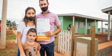 Entregaron más de 50 viviendas sustentables en Itaembé Guazú