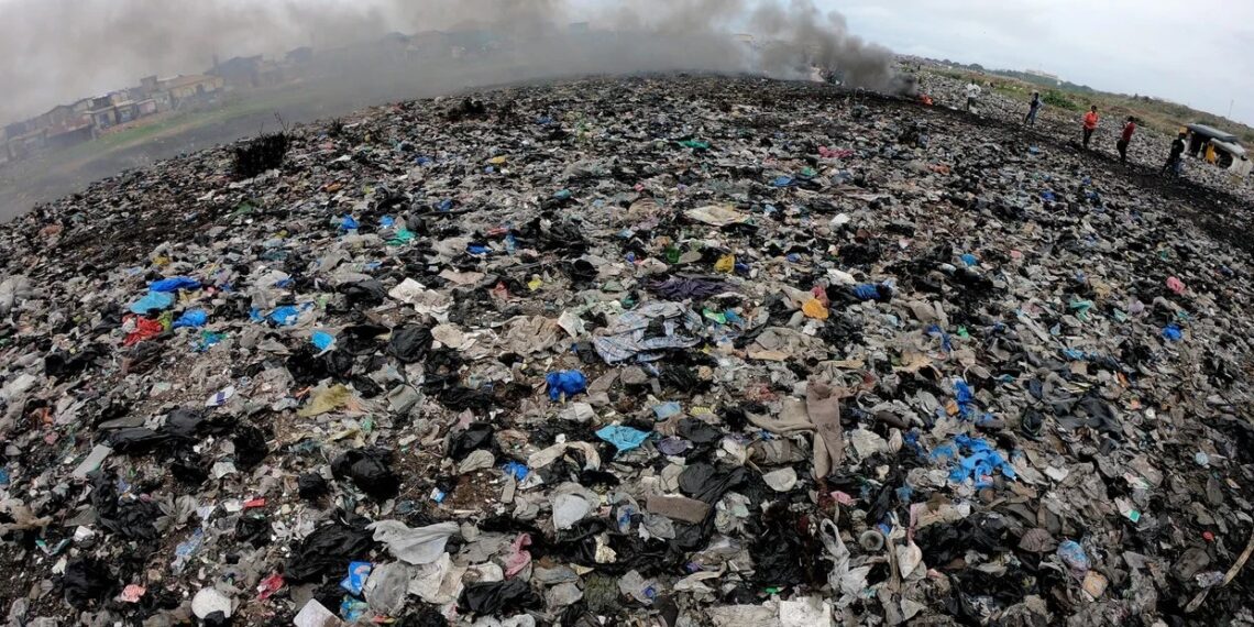 350 millones de dólares en Bitcoins: un hombre lleva años buscando un disco duro en la basura