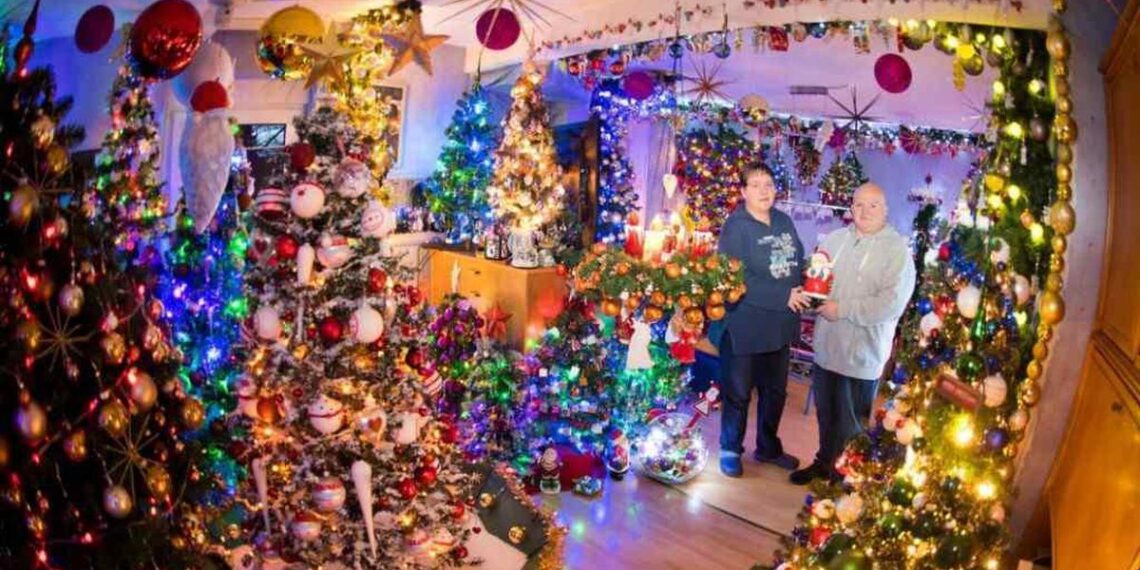 10.000 bolas y 300 cables de luz: una pareja llenó su casa de arbolitos de Navidad y rompió un récord mundial