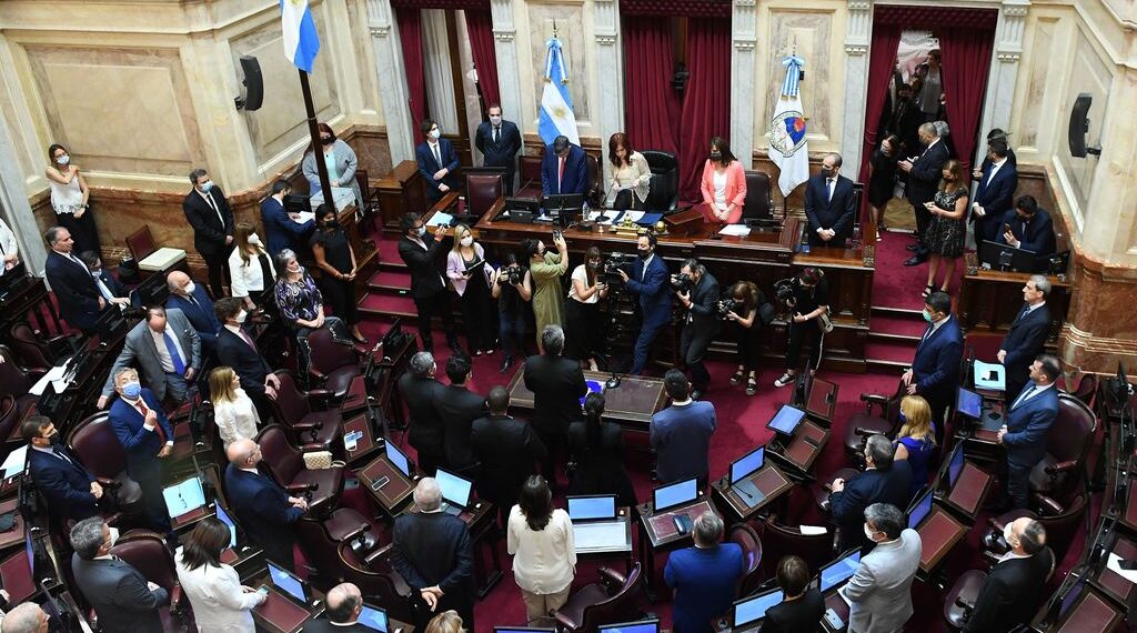 En su última sesión con mayoría en el Senado, el oficialismo aprobó más de 40 decretos del Presidente