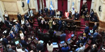 En su última sesión con mayoría en el Senado, el oficialismo aprobó más de 40 decretos del Presidente