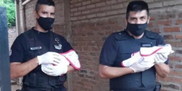 Policías ayudaron a una mujer en un trabajo de parto en el barrio A 3-2 de Posadas