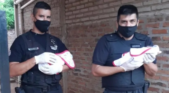 Policías ayudaron a una mujer en un trabajo de parto en el barrio A 3-2 de Posadas