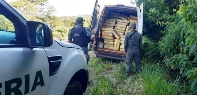 Huyó de un control y abondonó casi 4 toneladas de marihuana