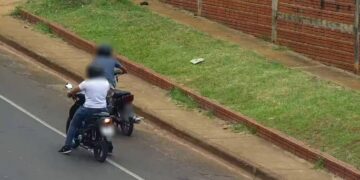 Las cámaras del 911 captaron cuando dos jóvenes robaban una motocicleta: ambos fueron atrapados