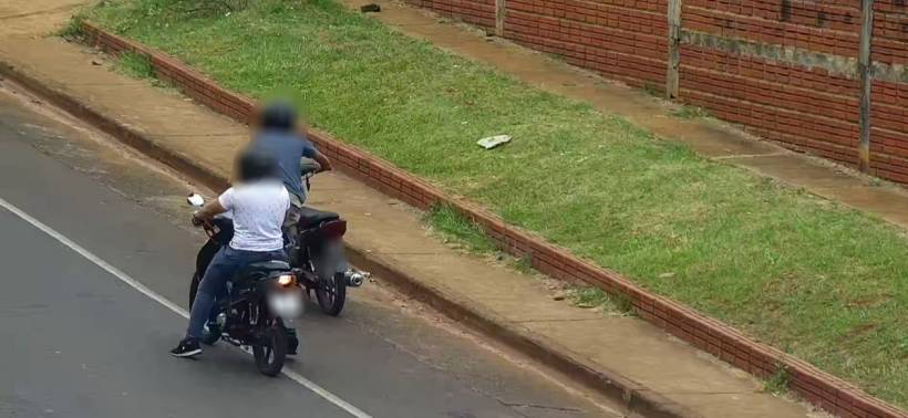 Las cámaras del 911 captaron cuando dos jóvenes robaban una motocicleta: ambos fueron atrapados