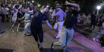 Festival del Litoral: Afuera también se celebró la música litoraleña, a puro baile y sapucay