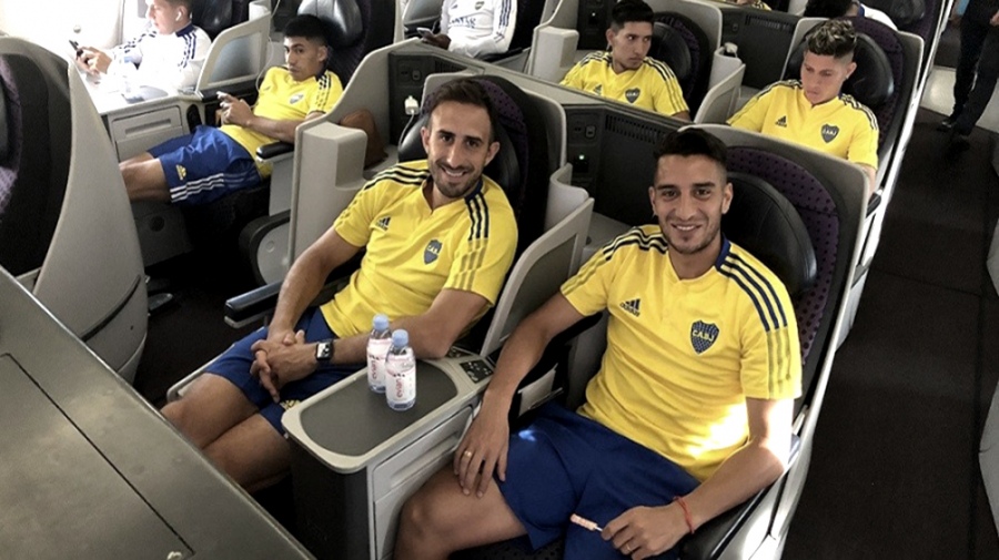 El plantel de Boca partió hacia Arabia Saudita para enfrentar a Barcelona