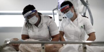 Coronavirus: Reino Unido confirmó la primera muerte por la variante Ómicron