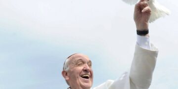 El Papa Francisco cumple 85 años y recibió a refugiados de Asia y África