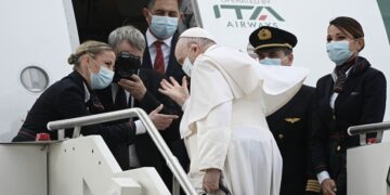 El Papa Francisco vuela hacia Chipre para iniciar una visita centrada en los refugiados