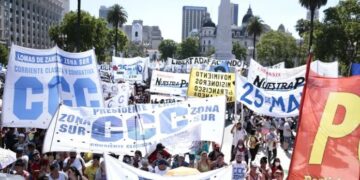 Masiva movilización a Plaza de Mayo por los 20 años del estallido social del 2001