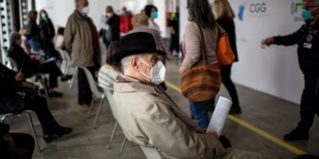 Italia: se fue a vacunar con un brazo de mentira para poder obtener el pase sanitario