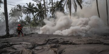 Al menos 13 muertos tras la repentina erupción de un volcán en Indonesia