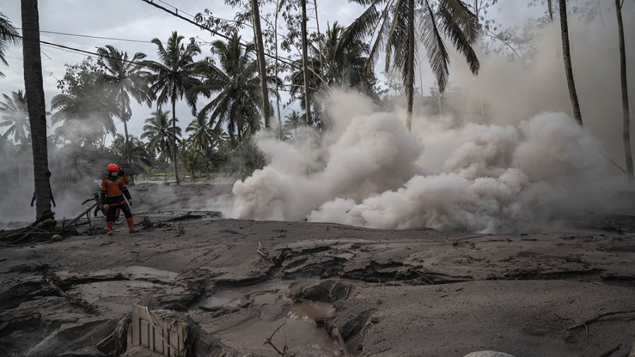 Al menos 13 muertos tras la repentina erupción de un volcán en Indonesia