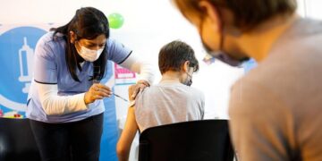 Fernández lanza la campaña de vacunación para la presencialidad plena en escuelas