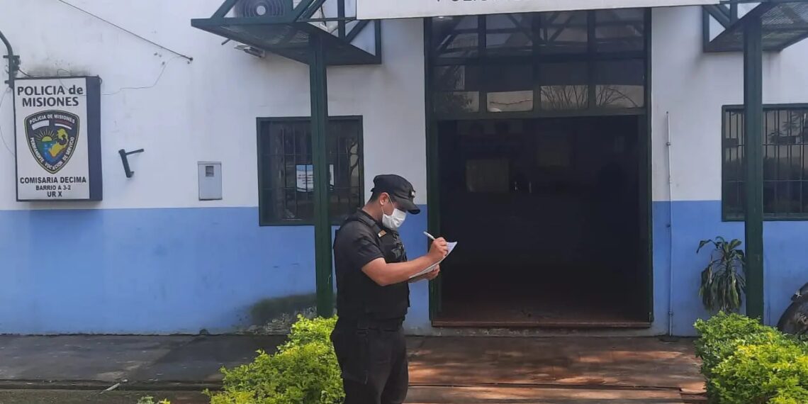 La apuñalaron frente a su bebé para robarle el celular