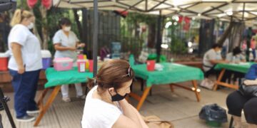 Covid: masiva concurrencia en los vacunatorios de la Plaza 9 de Julio