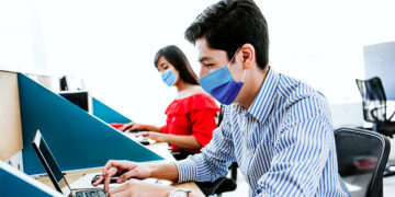 El Gobierno difundió cuándo pueden volver al trabajo contagiados de Covid y contactos estrechos