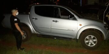 Despistó con una camioneta sin papeles, con la patente trucha, intentó huir y terminó detenido