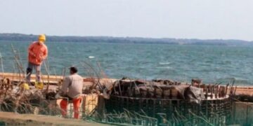 Avanzan las obras de instalación de la grúa en el puerto de Posadas