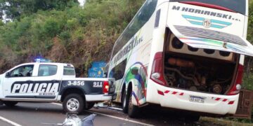 Dos muertos en choque frontal entre un micro y una camioneta sobre la ruta 12