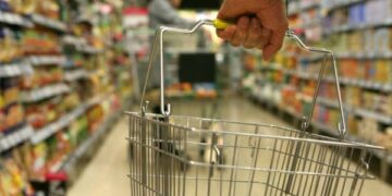 Argentina y Venezuela lideran el ranking de países de la región en los que el salario mínimo no alcanza para la canasta básica