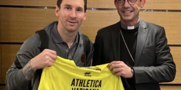 Messi recibió una camiseta del equipo del Vaticano firmada por el papa Francisco