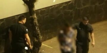Fue captado por las cámaras del 911 provocando destrozos en la vidriera de un edificio y terminó detenido